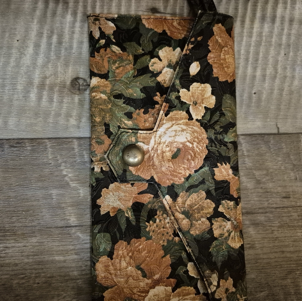 Kimchi Blue Tapestry‎ Vinyl Floral Clutch Bag - Picture 2 of 7